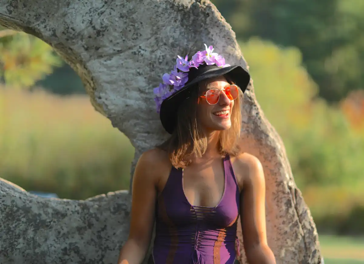  Woman sitting by monument with sun glasses