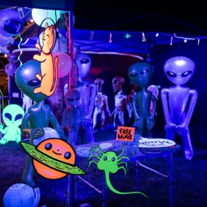 alien-installation-tallandvibin Inflatable aliens and cat at a spooky Halloween party with "Free Hugs" sign.